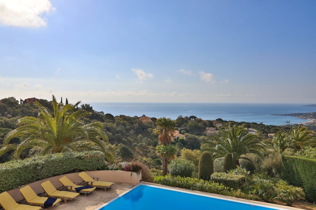 Vue panoramique sur Sainte-Maxime depuis la villa, mettant en valeur la mer, la ville et le paysage méditerranéen.