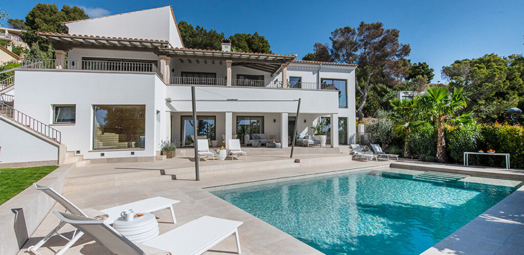 Vue extérieure de la Villa Les Pins Dorés entourée de nature