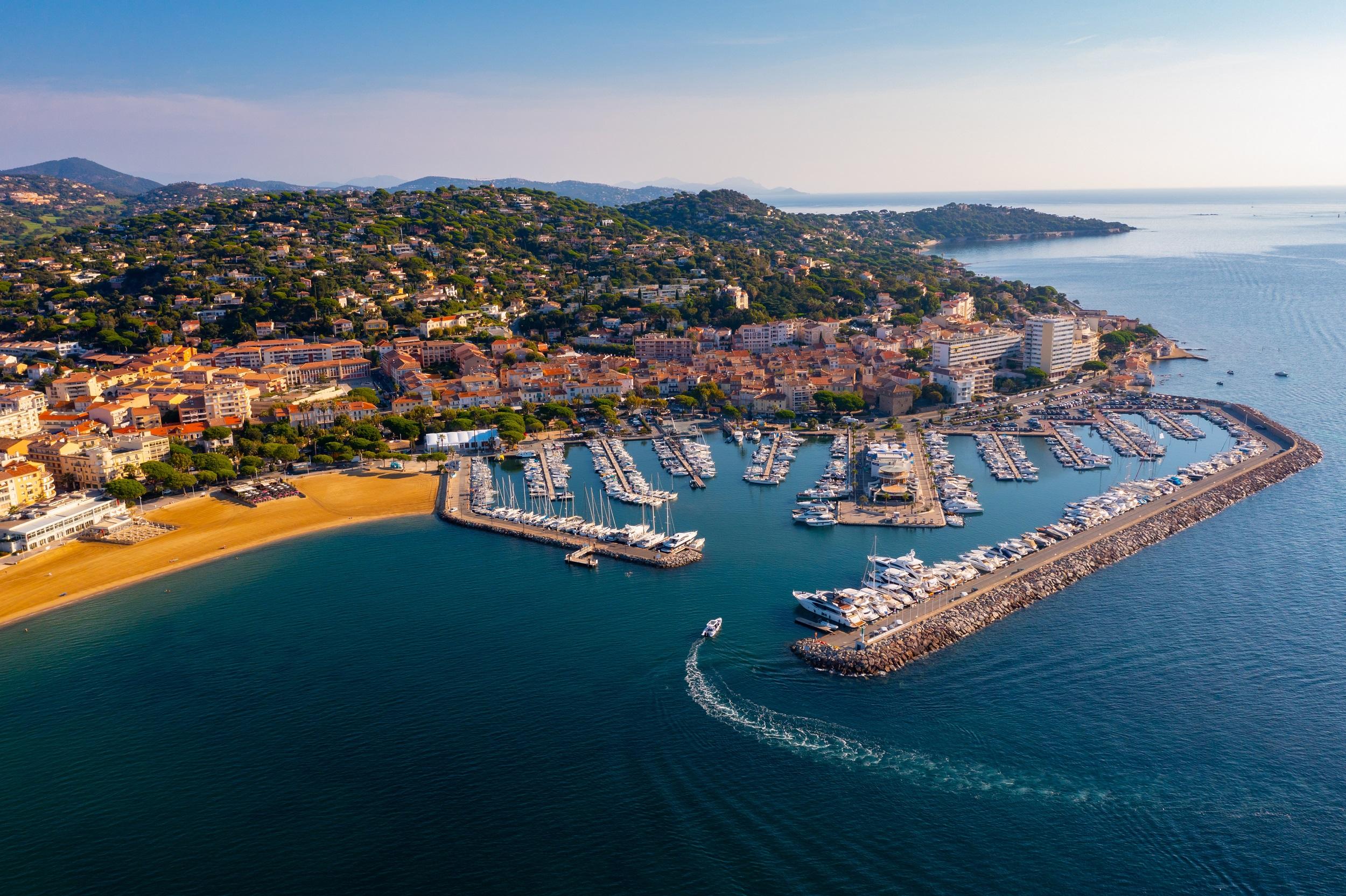 Vue aérienne du port de Sainte-Maxime avec plages, marina et centre-ville sur la Côte d’Azur