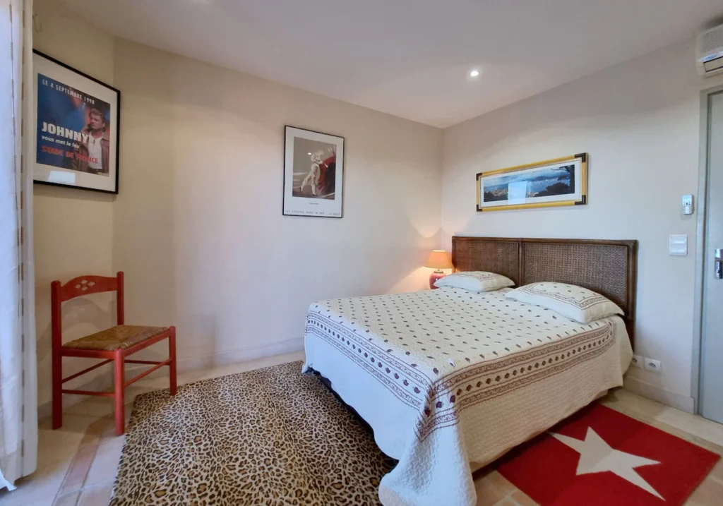 Suite parentale au style moderne, équipée d’un lit king-size et d’une décoration minimaliste et apaisante.