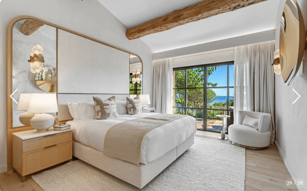 Suite parentale lumineuse, décoration design et accès balcon privé avec vue sur la mer