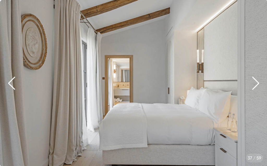 Chambre double apaisante avec miroir design et linge de maison blanc de haute qualité