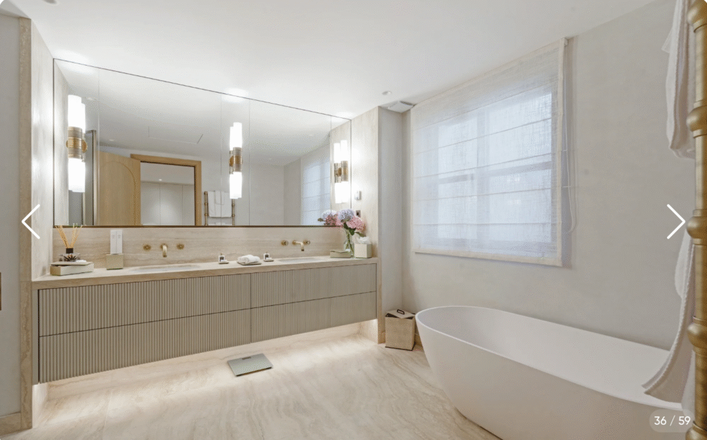 Salle de bain avec baignoire