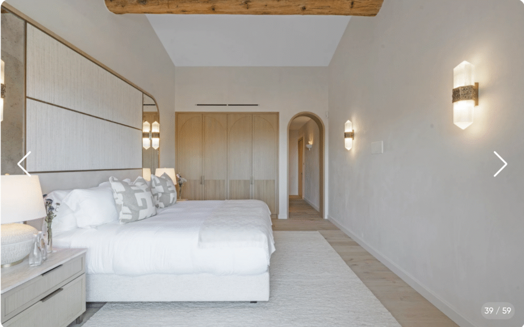 Détail de la chambre, décoration chic et contemporaine de la villa de luxe à Théoule-sur-Mer