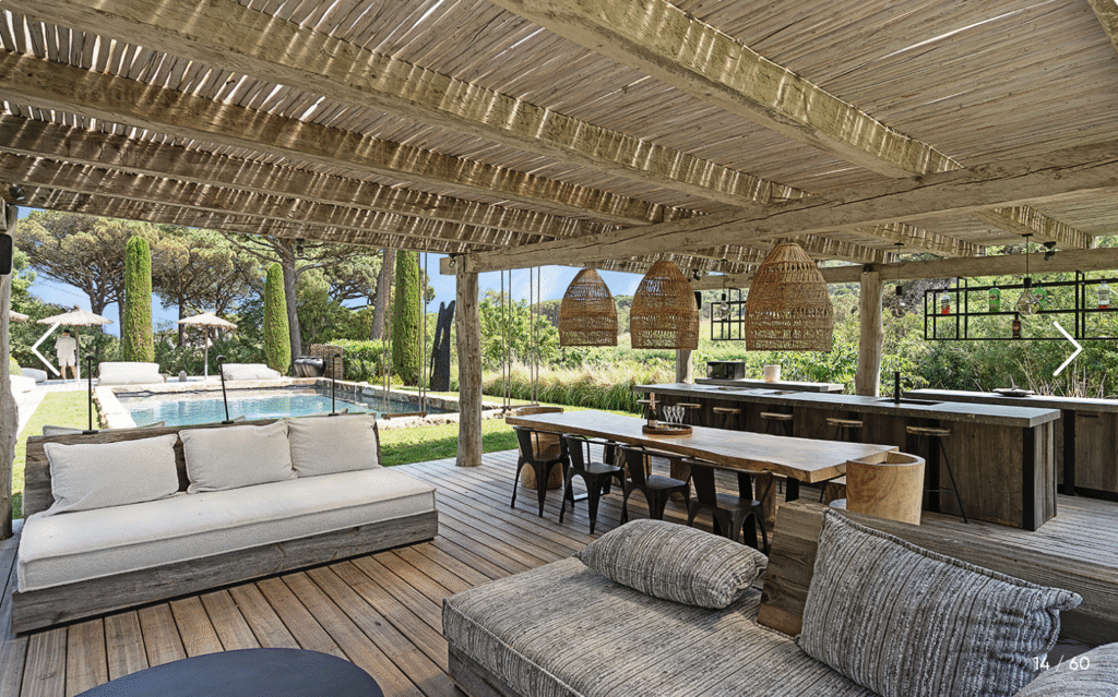 Grande table de repas sur la terrasse, idéale pour les dîners en plein air avec vue sur la nature provençale