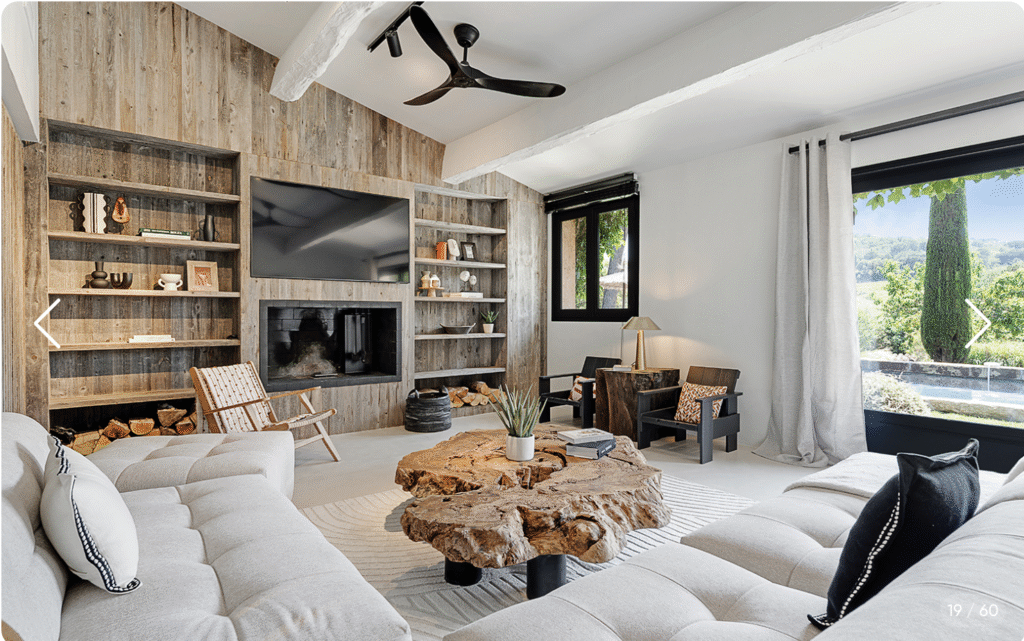 Vaste salon intérieur avec canapé XXL, télévision et grandes ouvertures sur le paysage de la Côte d'Azur