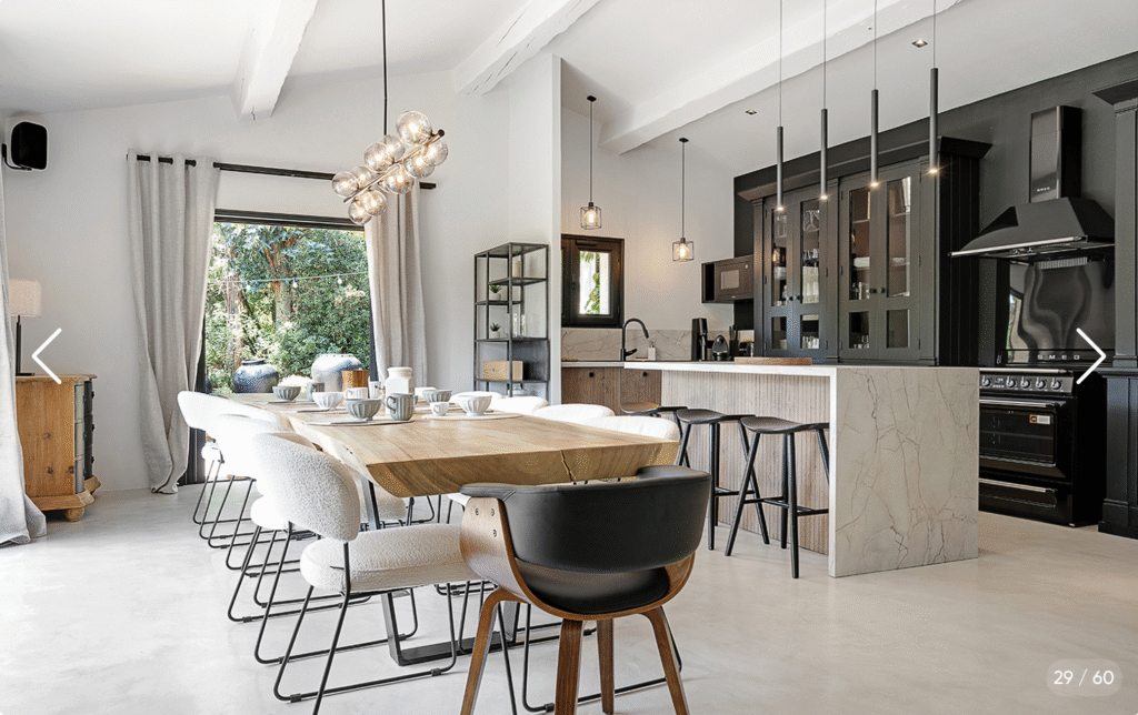 Salle à manger design et lumineuse, ouverte sur l'extérieur pour un dîner élégant