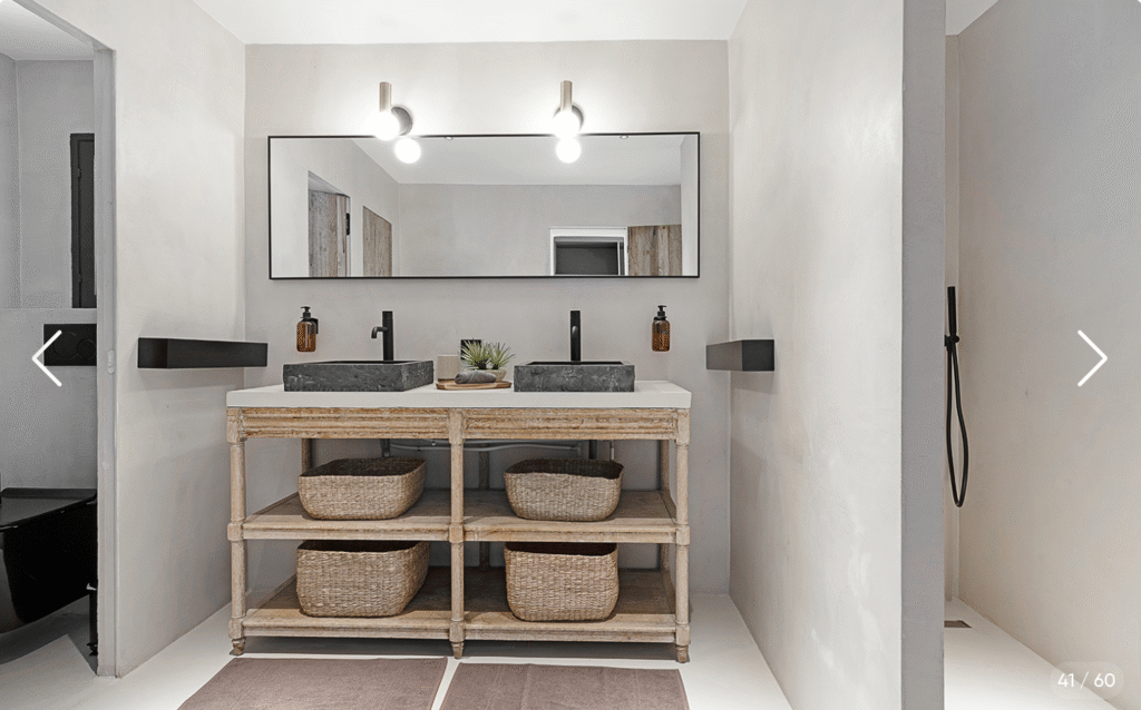 Salle de bain moderne avec douche vitrée et design épur