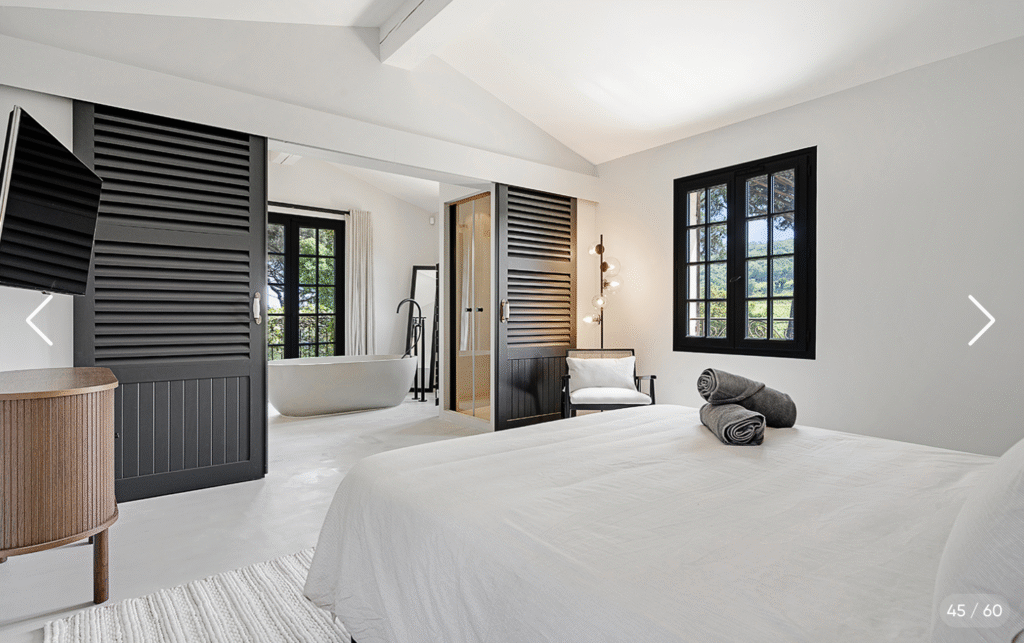 Chambre double au design sophistiqué, avec panneaux coulissants en bois noir