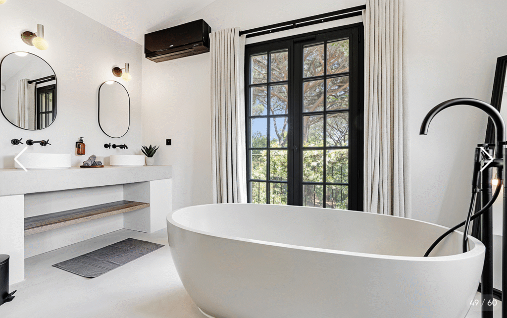 Baignoire îlot moderne et robinetterie noire dans la salle de bain principale de la Villa Vigna