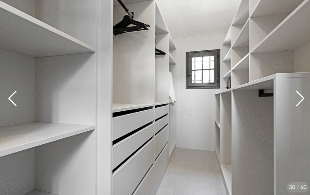 Vaste dressing aménagé pour optimiser le rangement des affaires de vacances