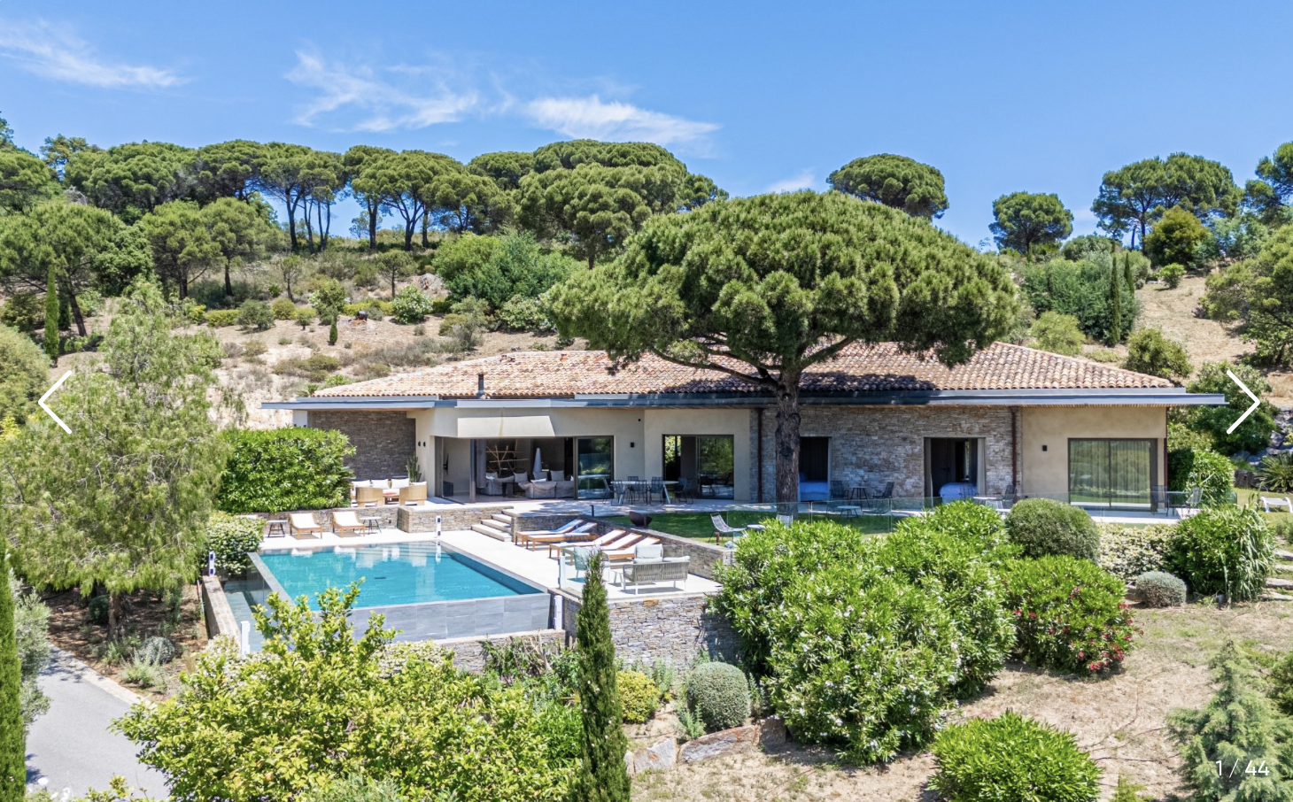 Villa au milieu des pins