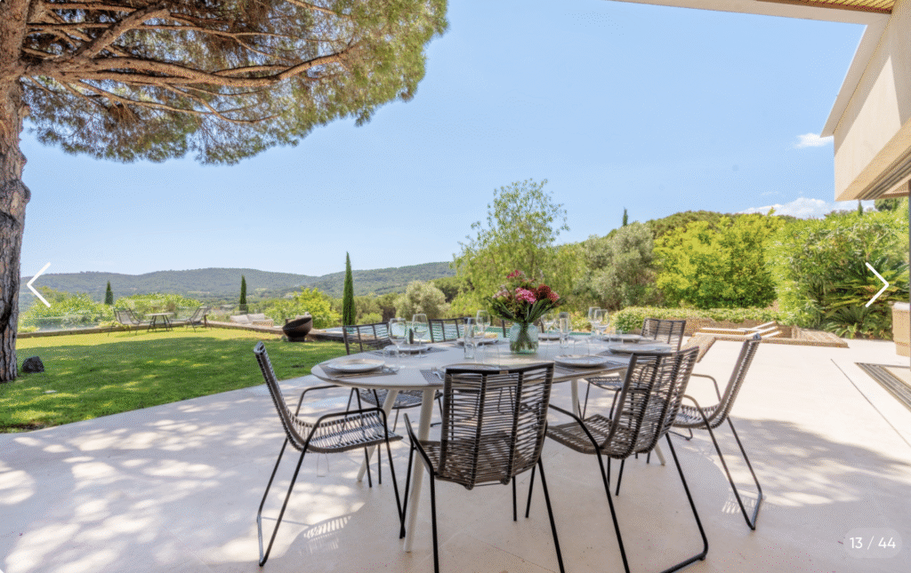 Grande table à manger extérieure pour 12 personnes sur la terrasse de la villa loum, idéal pour les repas en famille