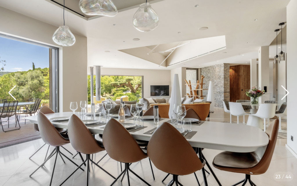 Salle à manger lumineuse avec mobilier design et accès direct à la terrasse extérieure de la villa