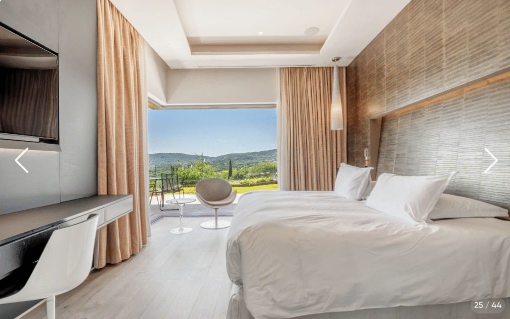 Suite parentale avec lit queen size, ambiance relaxante et vue sur le jardin méditerranéen