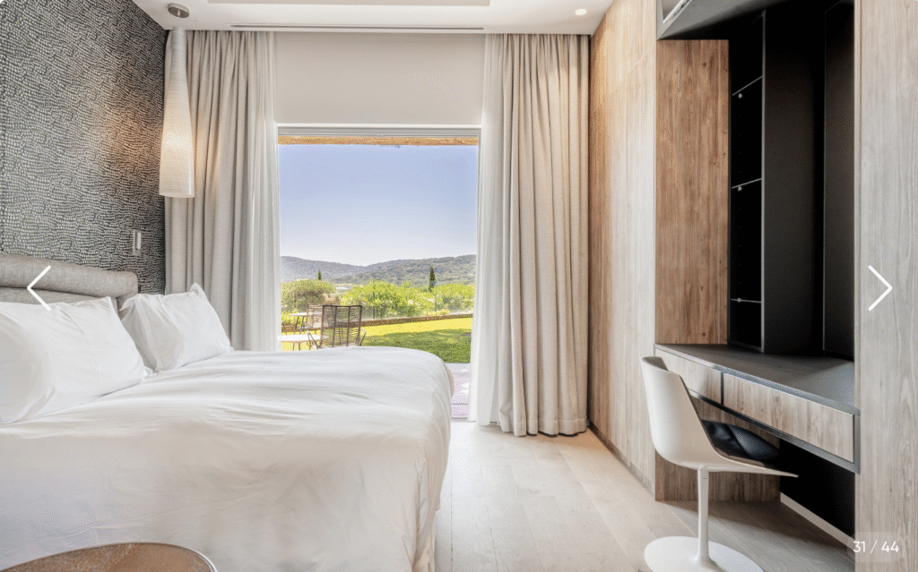 Chambre lumineuse avec lit double, balcon privé et décoration élégante pour un séjour agréable