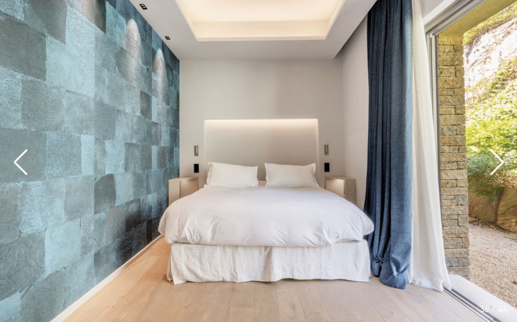 Chambre apaisante avec lumière naturelle, literie de qualité et décoration minimaliste