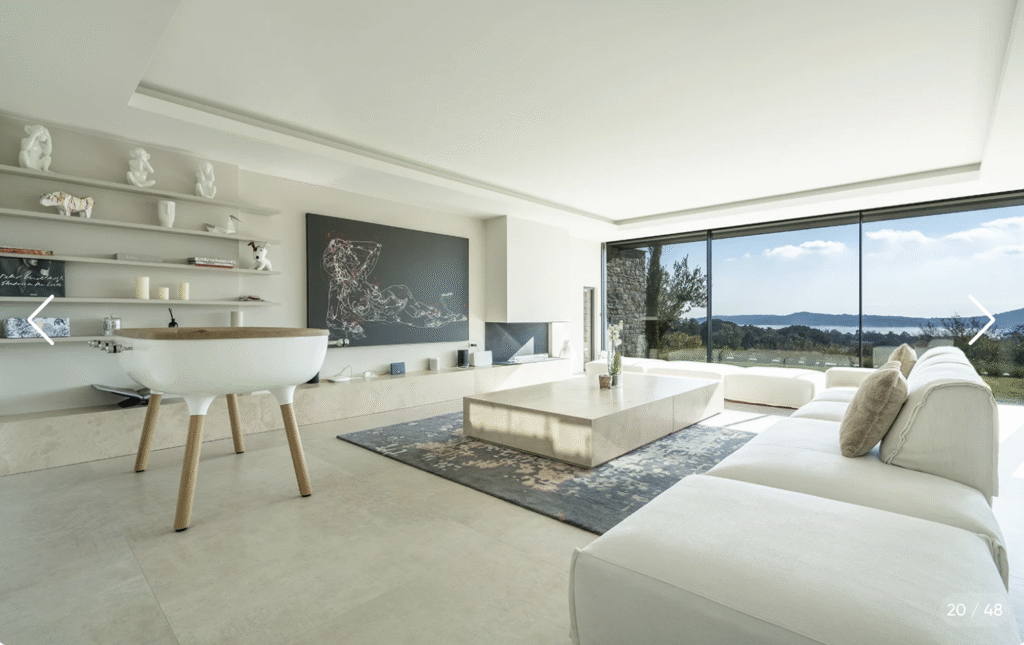 Grand salon épuré avec vue sur la mer