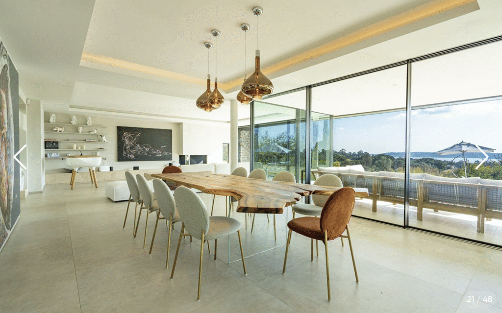 Grande salle à manger avec une table pour 9 personnes avec vue sur la mer