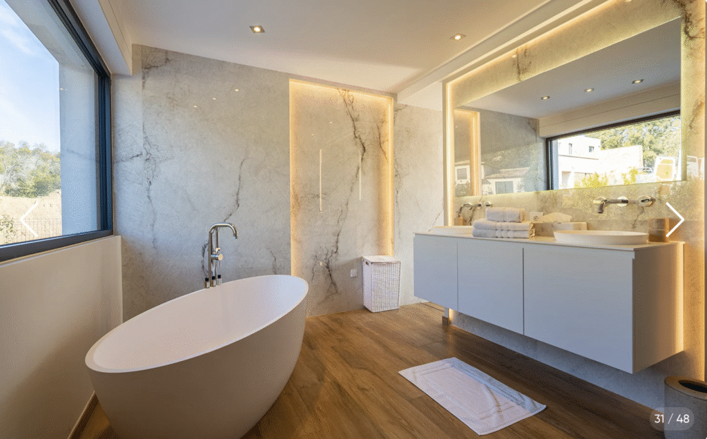 Salle de bain avec baignoire