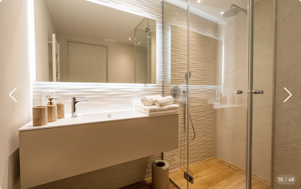 Salle de bain avec vasque et douche à l'italienne