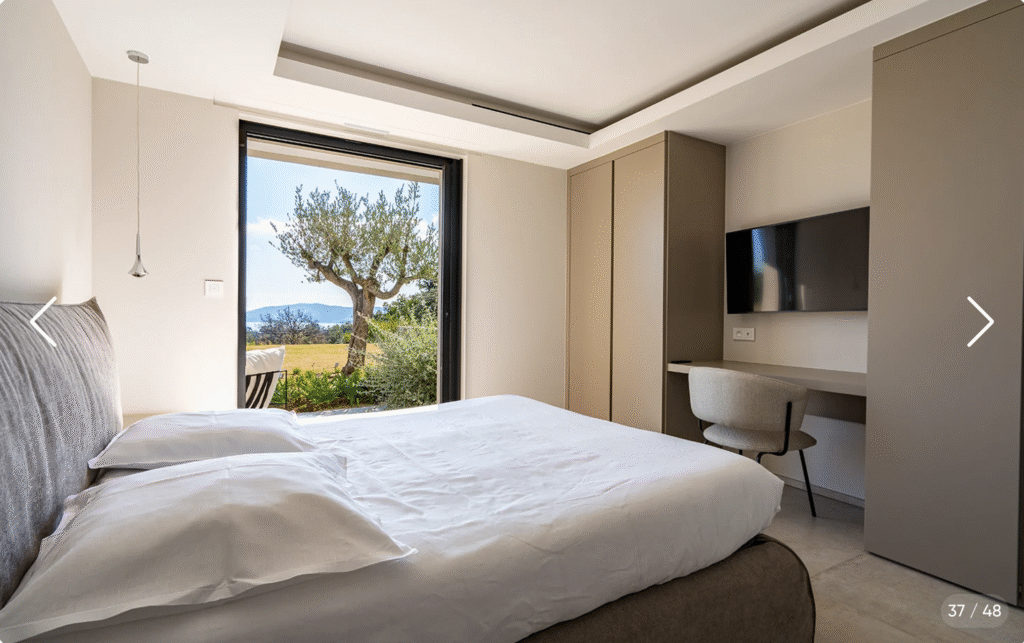 Chambre double avec télé et vue sur la mer