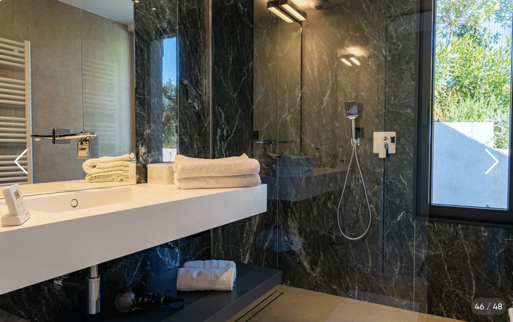 Salle de bain en marbre noir