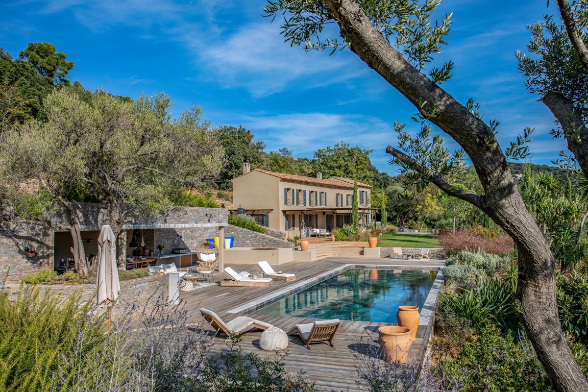 Piscine à débordement de la Villa Azurea face aux îles d’Or
