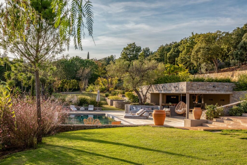 Jardin méditerranéen avec oliviers de la Villa Azurea