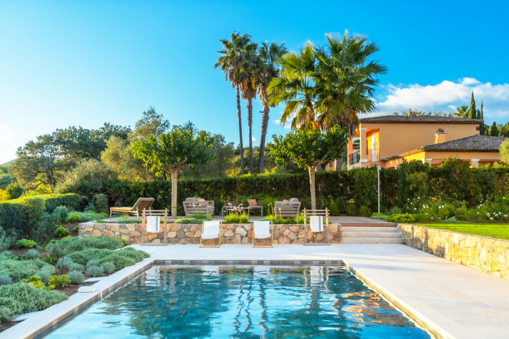 Terrasse ombragée de la Villa Calanqua au style méditerranéen à Porquerolles