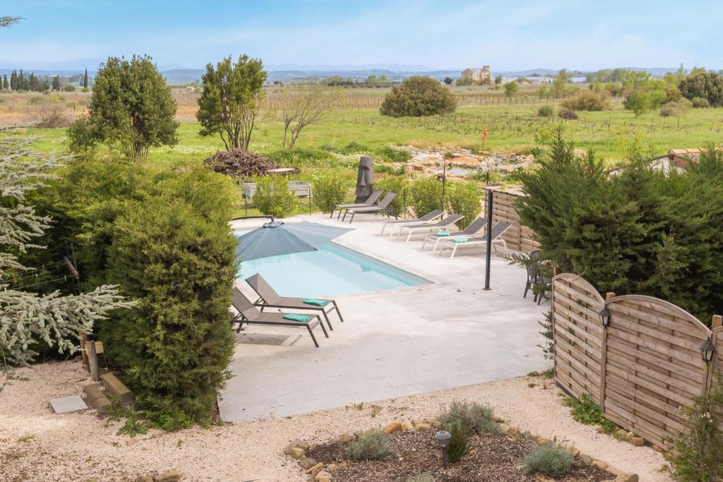 Vue aérienne de la villa montrant piscine et jardin