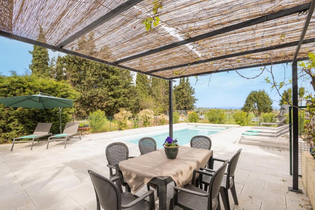 Terrasse avec vue sur la piscine et le jardin