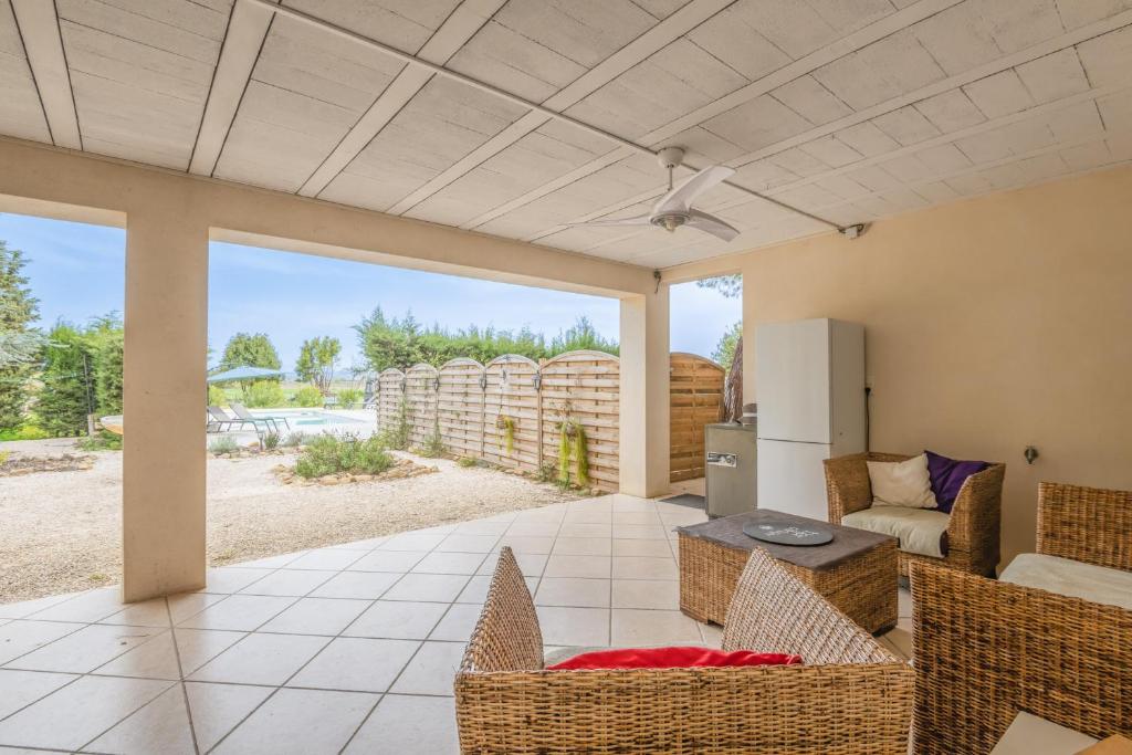 Terrasse couverte de la villa avec espace détente