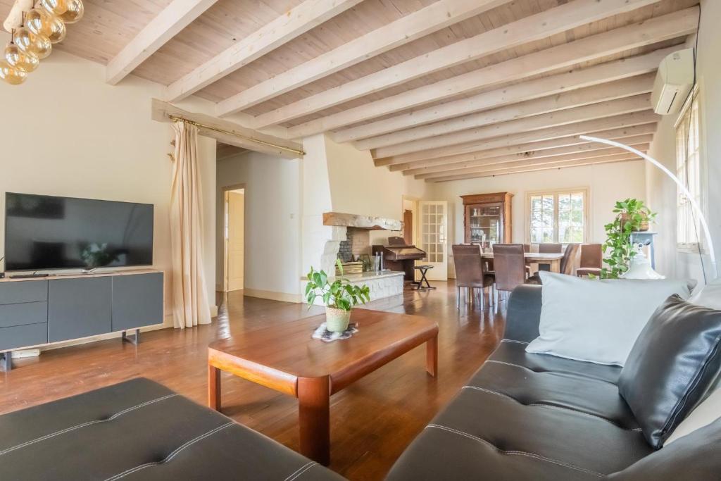 Salon spacieux et lumineux de la villa