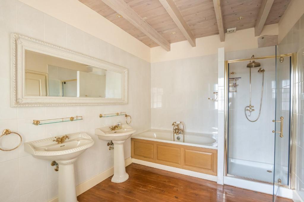Salle de bain moderne avec lavabo