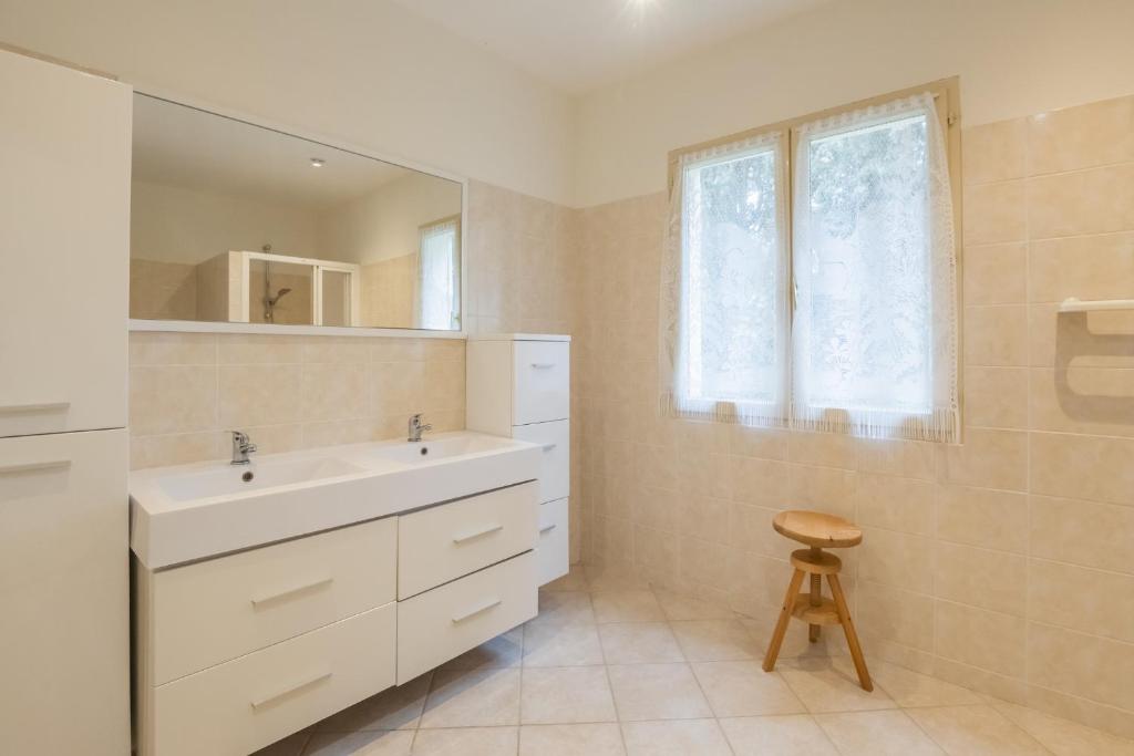 Salle de bain avec grand miroir et lavabo moderne