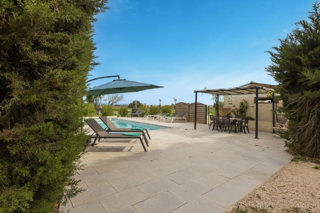 Terrasse de la villa offrant une autre perspective sur la piscine