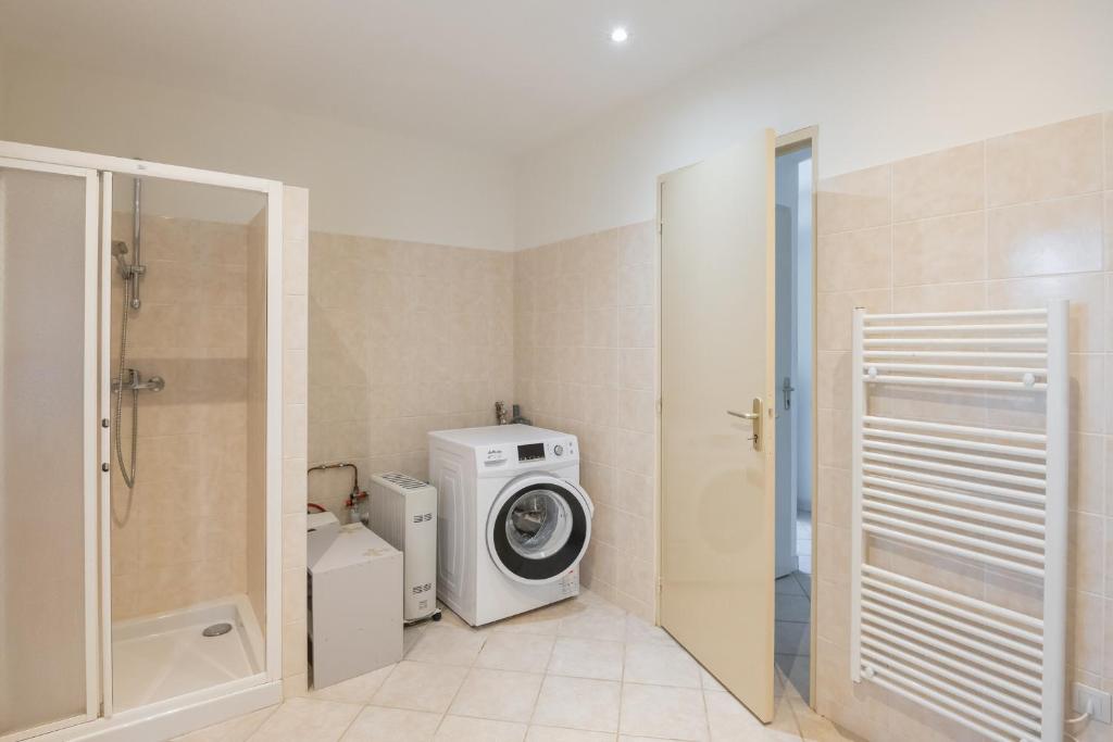 Salle de bain fonctionnelle avec machine à laver