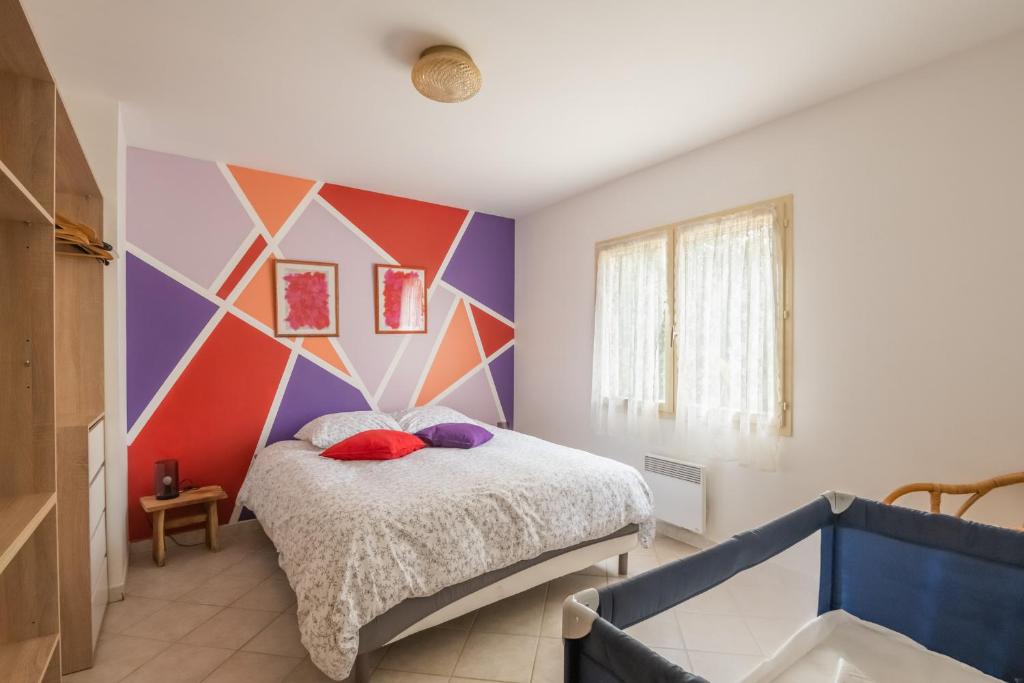 Chambre parentale avec lit pour bébé