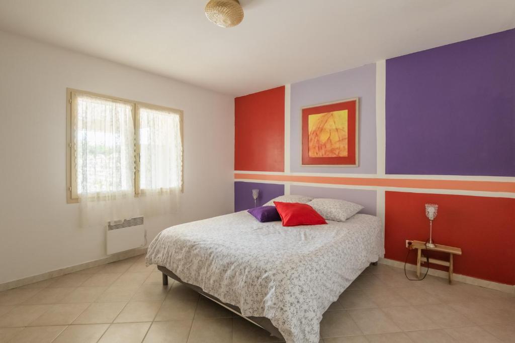 Chambre secondaire de la villa, décor moderne