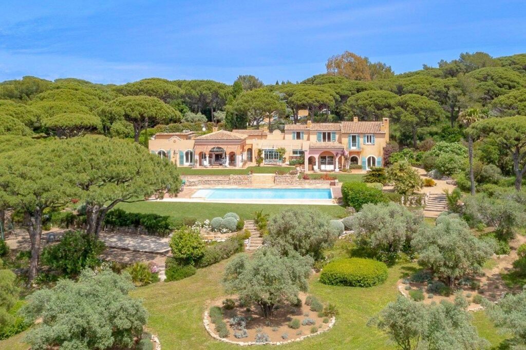 Villa avec grande terrasse couverte, jardin et statue décorative à Sainte-Maxime