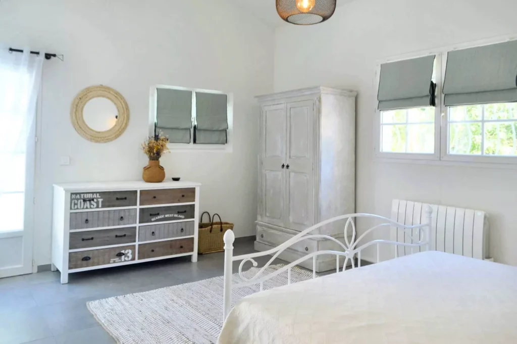 Chambre spacieuse et lumineuse de la Villa Brigantine à Saint-Tropez avec lit double et décoration élégante
