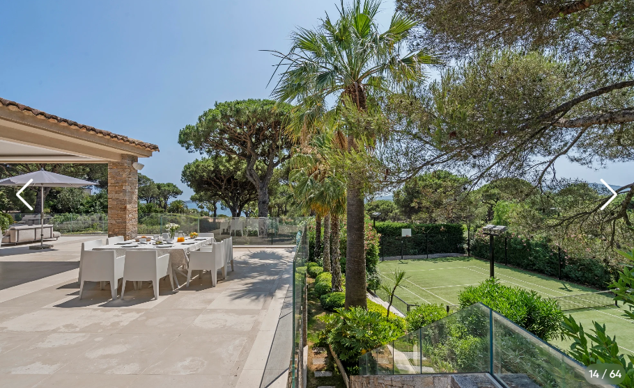 Vue d'ensemble sur la terrasse et le terrain de tennis