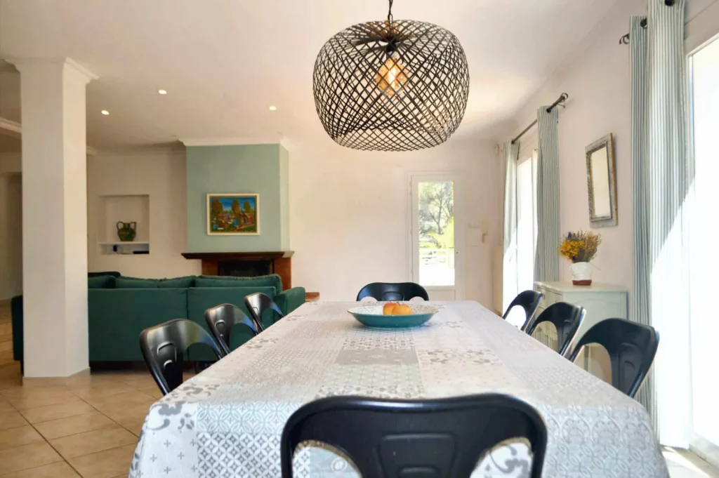 Salle à manger avec grande table et chaises confortables