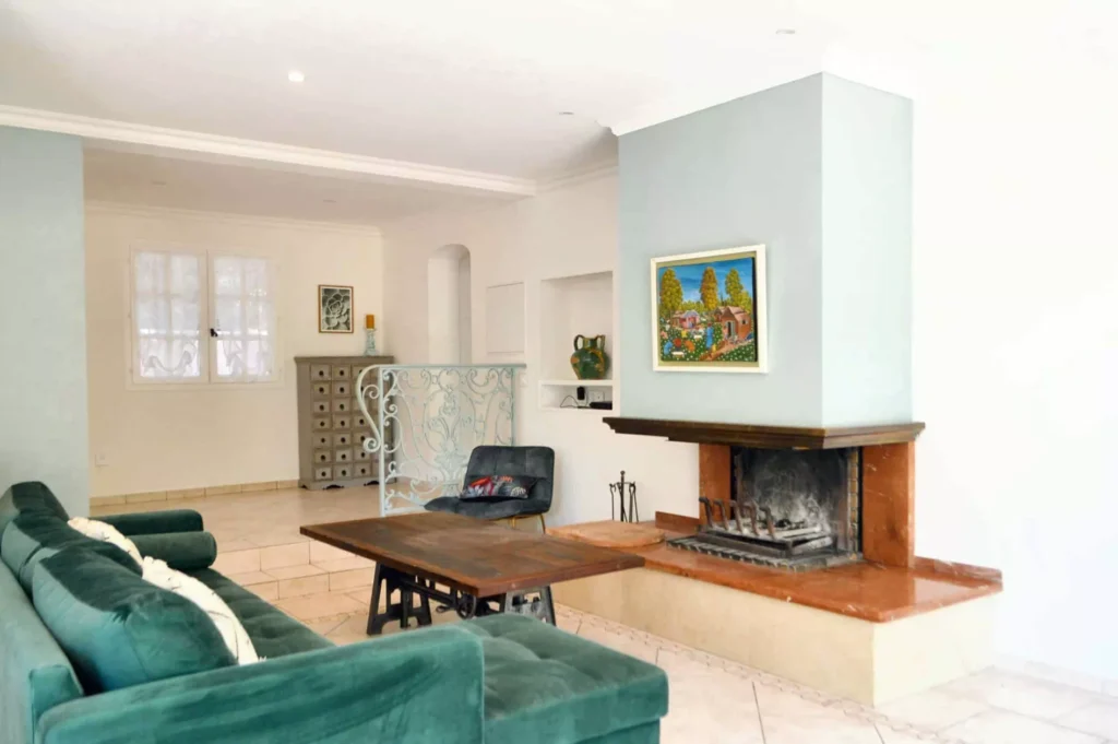 Salon spacieux et lumineux avec mobilier moderne