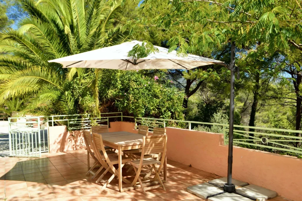 Terrasse avec coin repas et chaises confortables