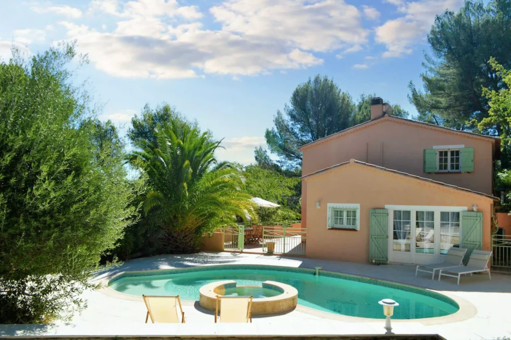 Piscine privée entourée de terrasses ensoleillées