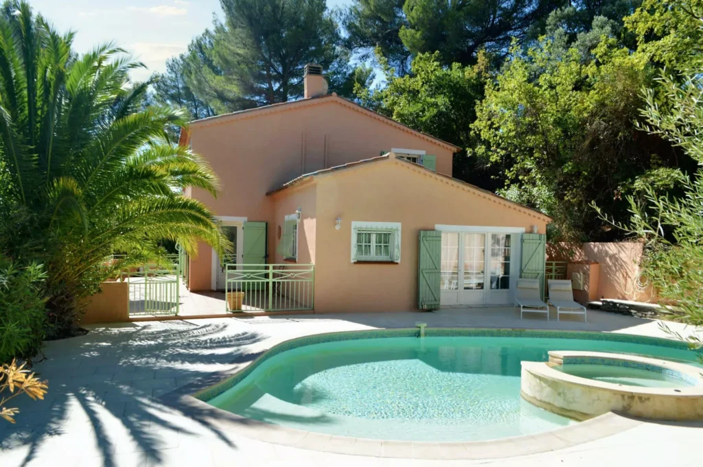 Piscine spacieuse de la Villa Brigantine à Saint-Tropez entourée de terrasses et d’espaces verts