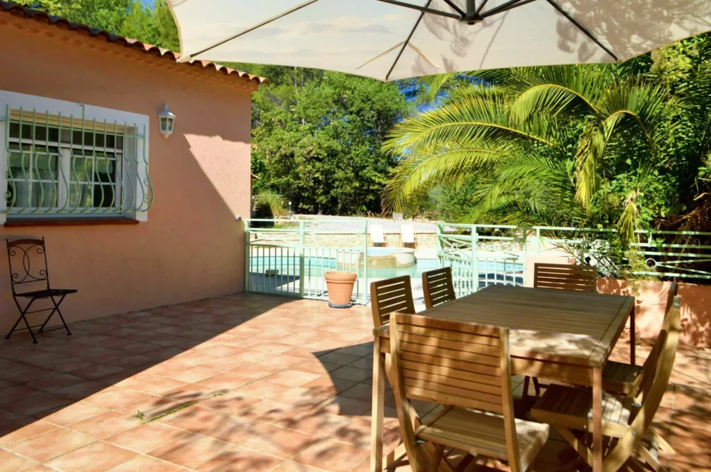 Jardin fleuri avec coins détente et parasols