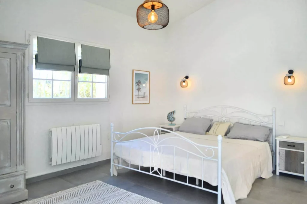 Chambre lumineuse avec lit double et décoration raffinée